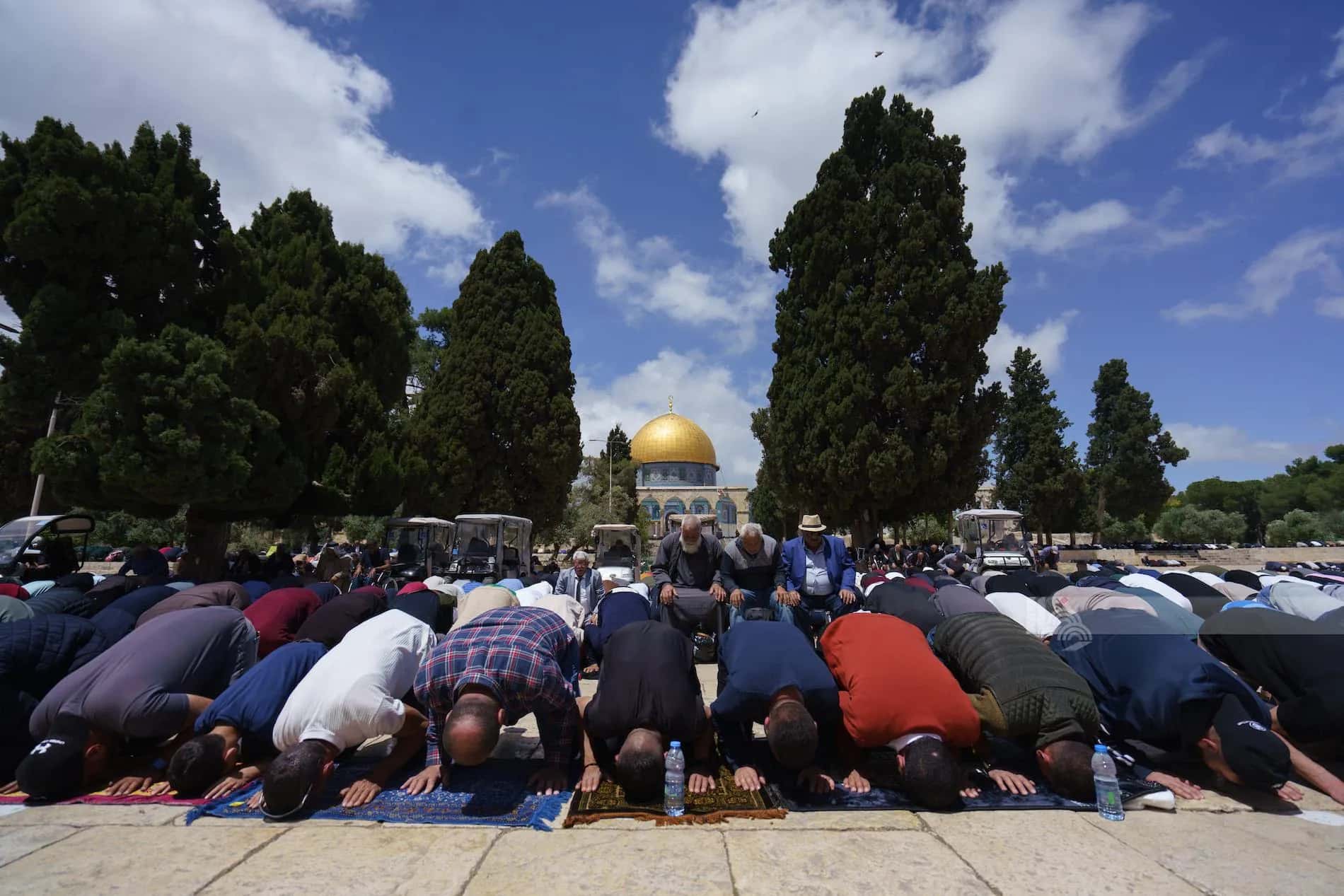 أدى عشرات الآلاف، صلاة اليوم الجمعة، في المسجد الأقصى المبارك.