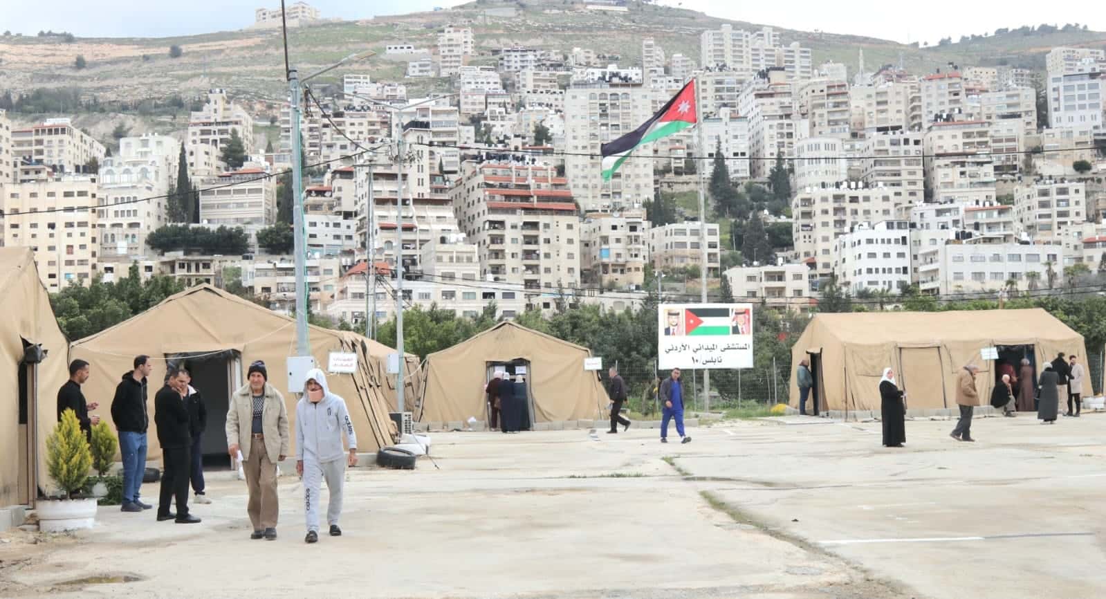 الدار - باشرت طواقم المستشفى الميداني الأردني نابلس/10، اليوم الإثنين،