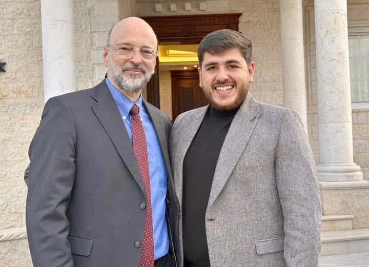 التقى رئيس الوزراء الأسبق الدكتور عمر الرزاز الشاب قتيبة البشابشة في ج