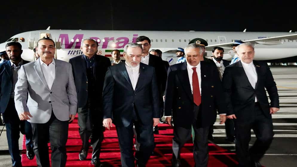 غادر وزير الخارجية الإيراني عباس عراقجي إسلام أباد التي تقود جهود الوس