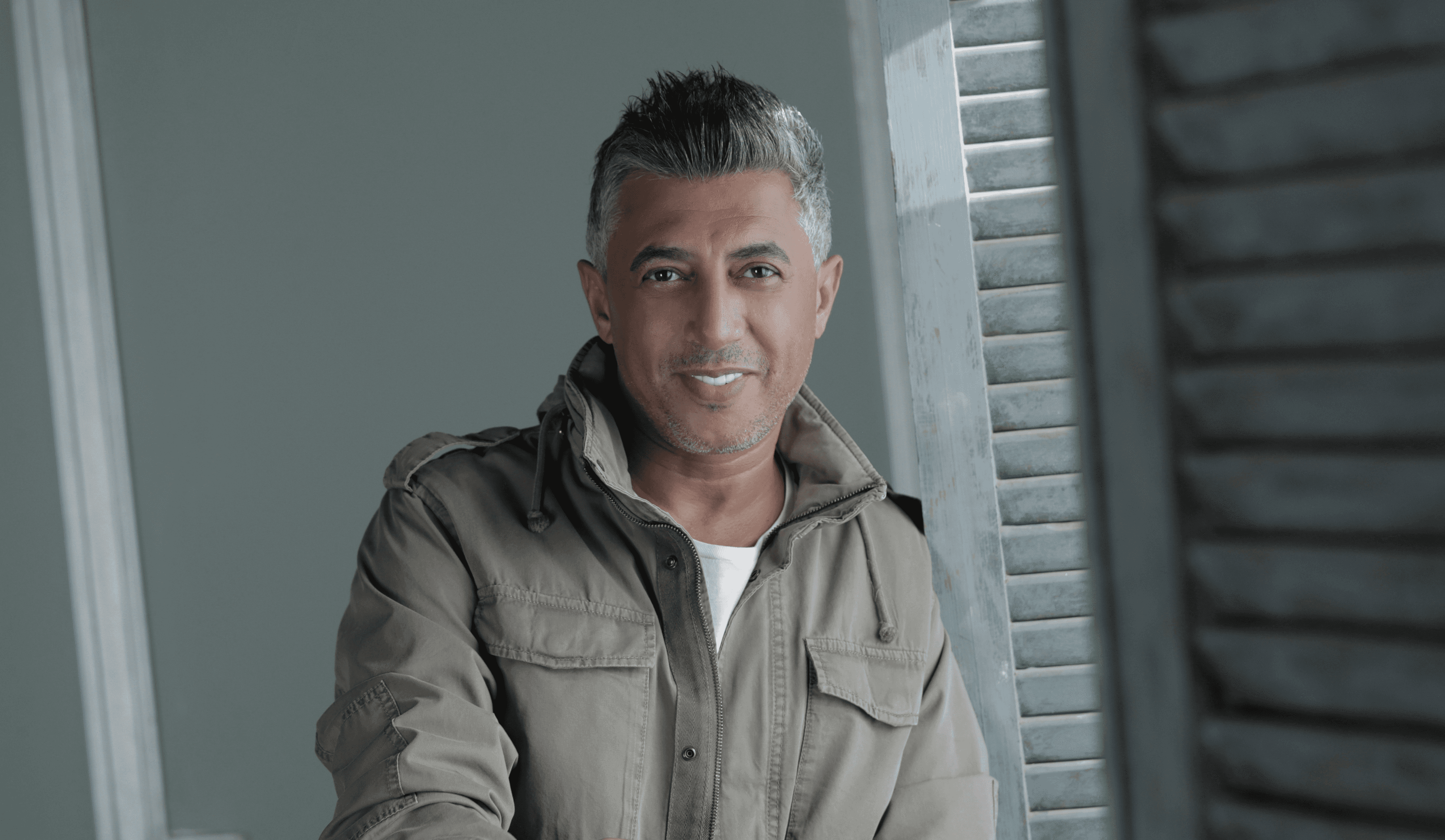 "هينا جينا".. عمر العبداللات يلهب حماس الجماهير بأغنية لدعم "النشامى"