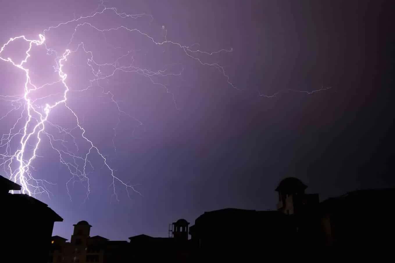 كيف تتشكل العواصف الرعدية وكيف تحمي نفسك في الداخل والخارج؟