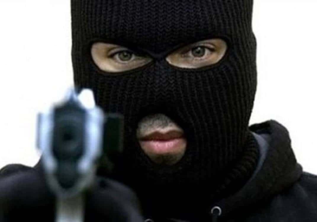 أقدم ثلاثة ملثمين، صباح الخميس، على تنفيذ سطو مسلح على أحد البنوك العا