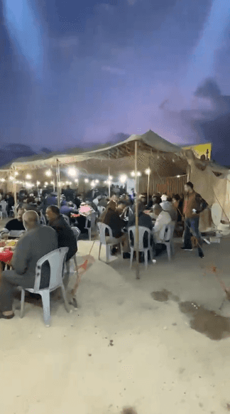 نشامى معان يقيمون موائد الرحمن لعابري السبيل