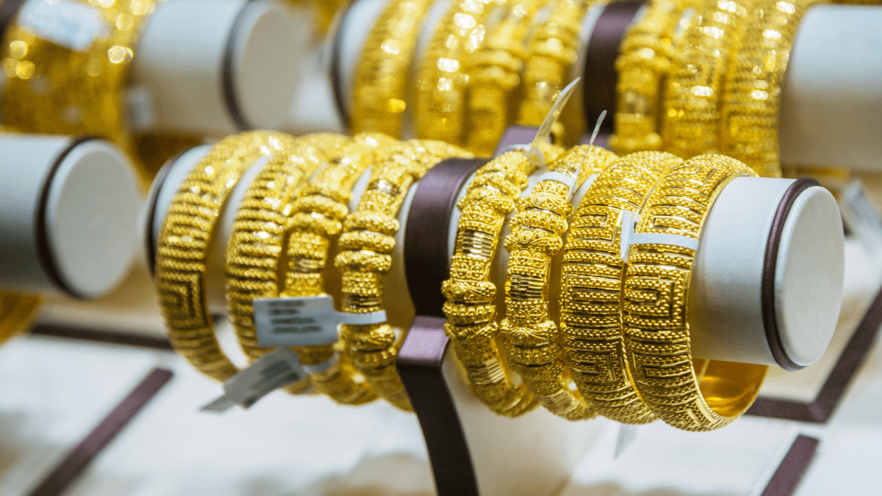 بلغ سعر بيع غرام الذهب "عيار 21" في السوق المحلية، الخميس، 103.8 دناني