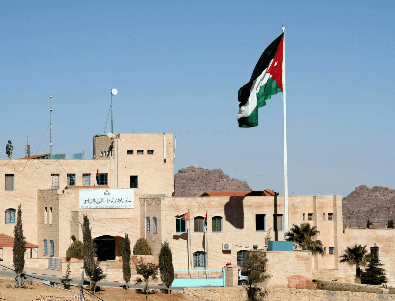 قرَّر مجلس الوزراء إنهاء خدمات ثلاثة من أعضاء مجلس مفوَّضي سُلطة إقليم
