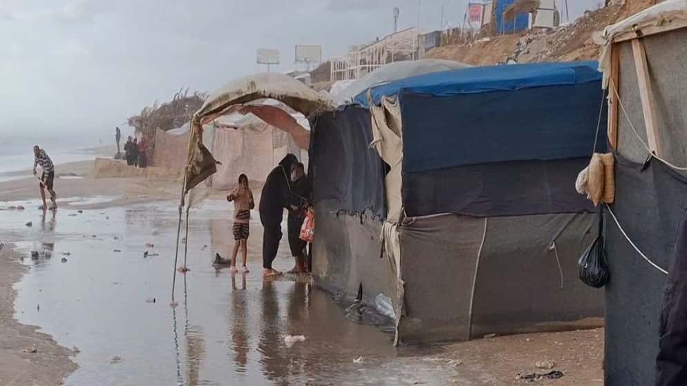 مع اقتراب فصل الشتاء، تساور النازحين في قطاع غزة مخاوف من واقع إنساني