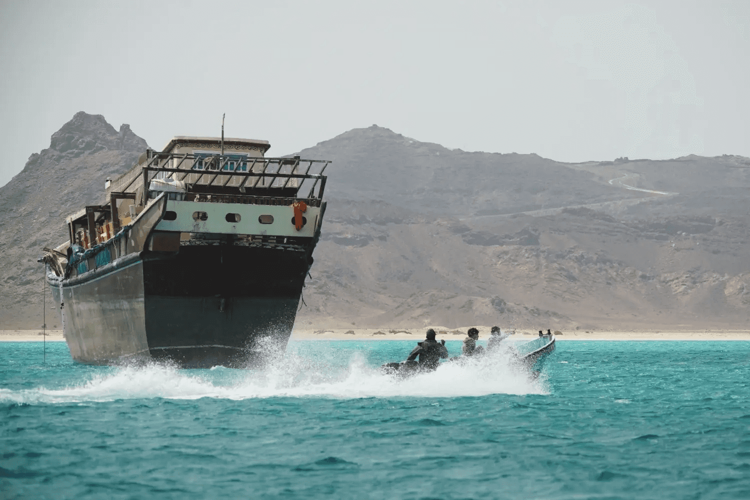 الدار - أعلن خفر السواحل اليمني، اليوم السبت، عن سيطرة عناصر مسلحة مجه