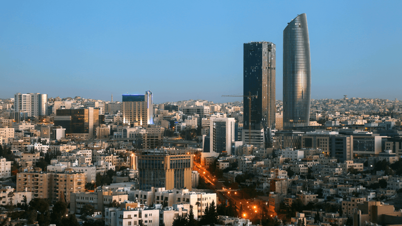 تتكاثر الغيوم تدريجيا على ارتفاعات مختلفة نهار السبت، وتنخفض درجات الح