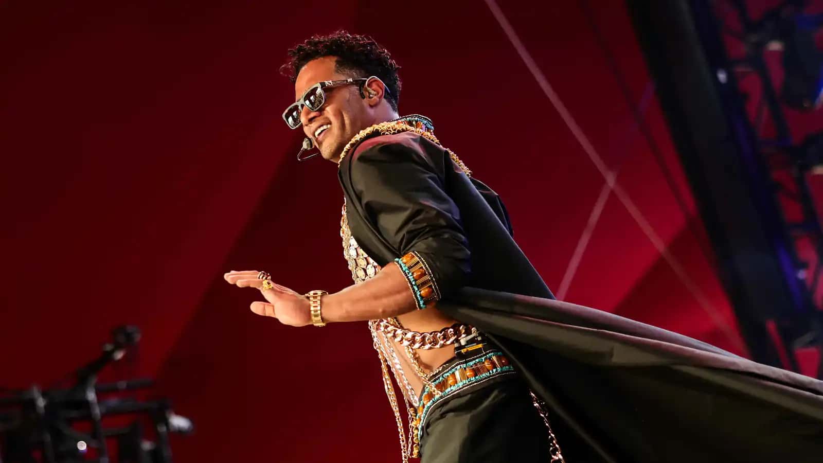 أثار موقف للفنان المصري محمد رمضان مع النجم المخضرم يحيى الفخراني حالة