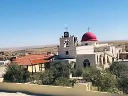 الدار - روى شاهد عيان من أمام كنيسة قرية حمود في محافظة الكرك تفاصيل ا
