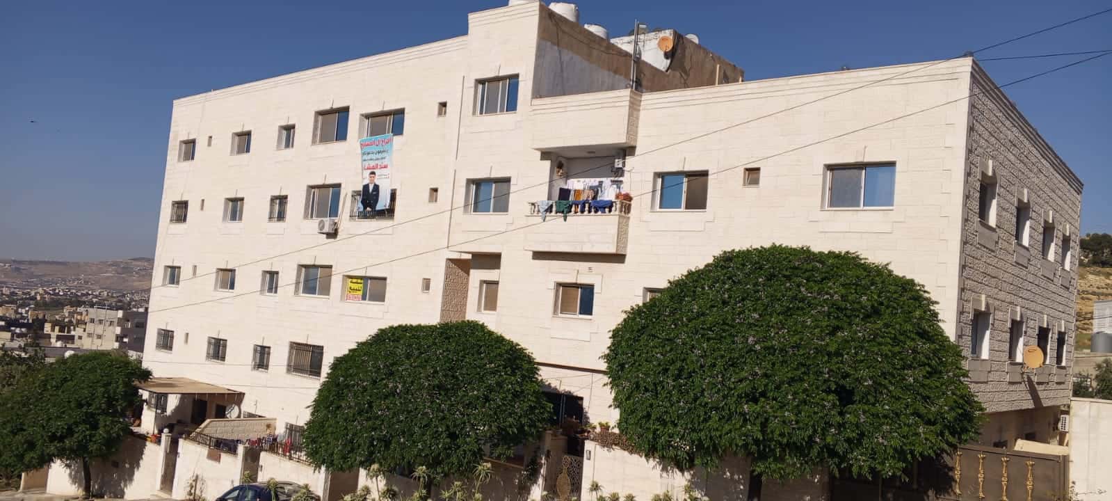 كشف الشاب محمد الغزاوي عن تفاصيل وصفها بالخطيرة تتعلق بعمارة سكنية قدي