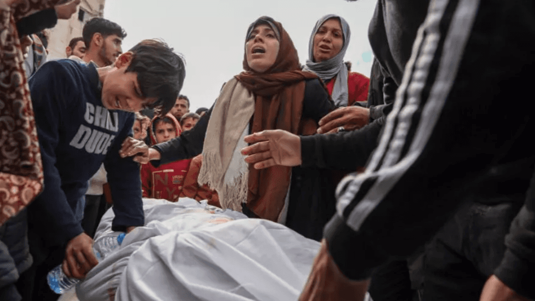 الدار -  أفادت مصادر فلسطينية، اليوم الجمعة، باستشهاد شخص وإصابة 3 آخر