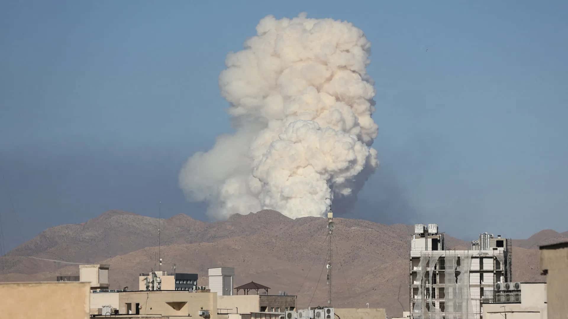 الدار -  شهدت العاصمة الإيرانية طهران ومدينة كرج (غرباً)، سلسلة من الا