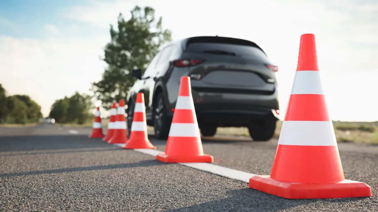 أثار نظام تدريب السواقة والحصول على رخصة القيادة في الأردن جدلًا بين م