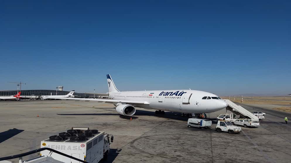 أعادت إيران، السبت، فتح مجالها الجوي جزئيا للرحلات الدولية العابرة لمن