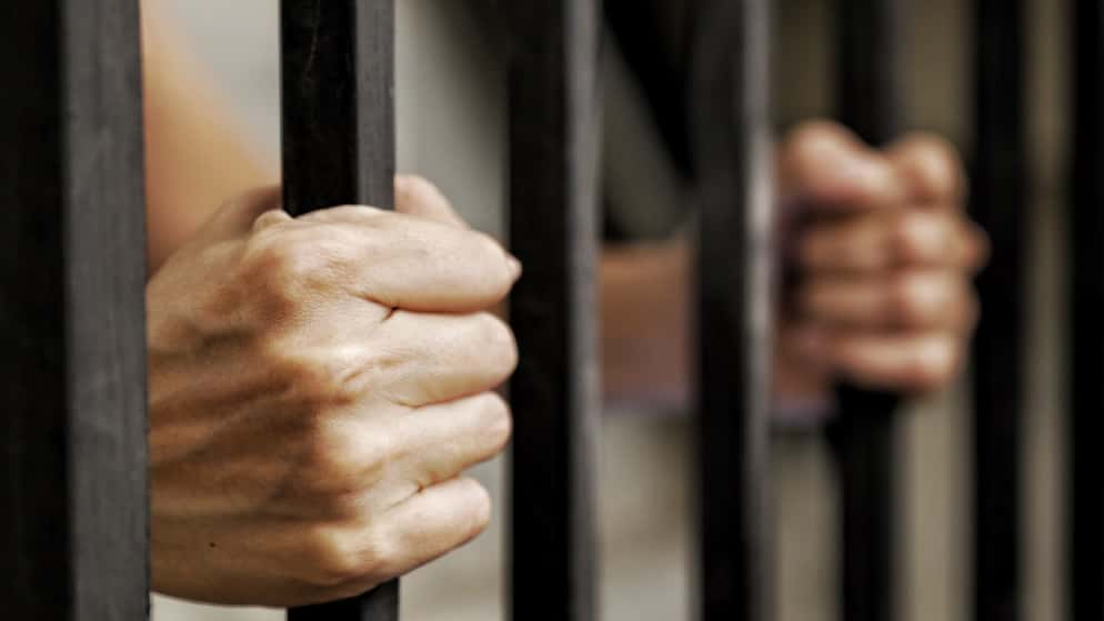 ألقت مديرية الأمن العام، الخميس، القبض على مطلوب متوارٍ عن الأنظار، بح