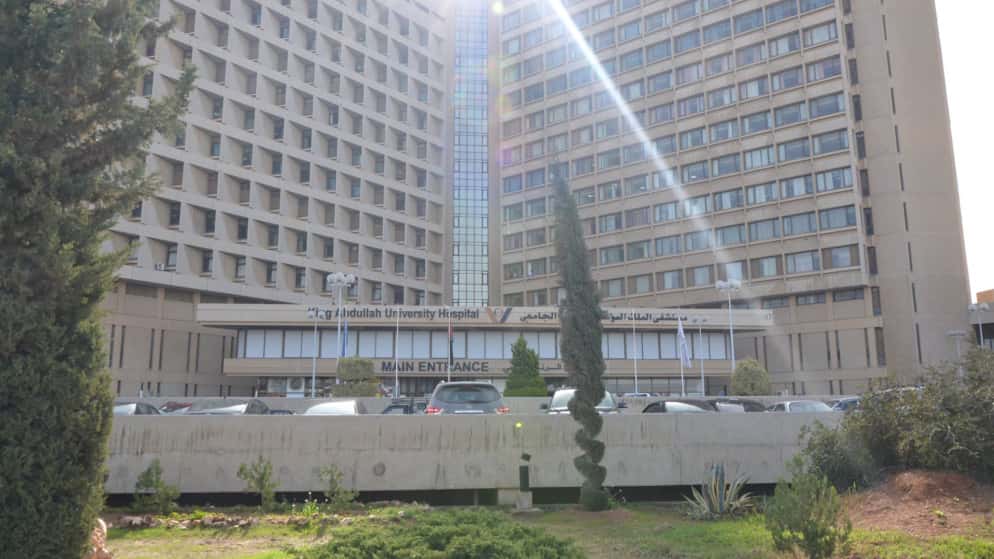 تصاعد الدخان في مستشفى الملك عبد الله المؤسس في إربد، الاثنين، بعد تما
