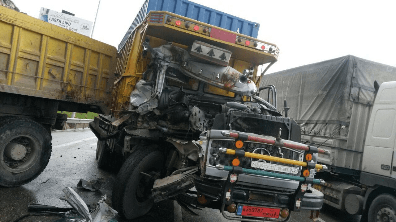 الدار - أعلنت مديرية الأمن العام عن وقوع حادث تصادم ظهر اليوم بين شاحن