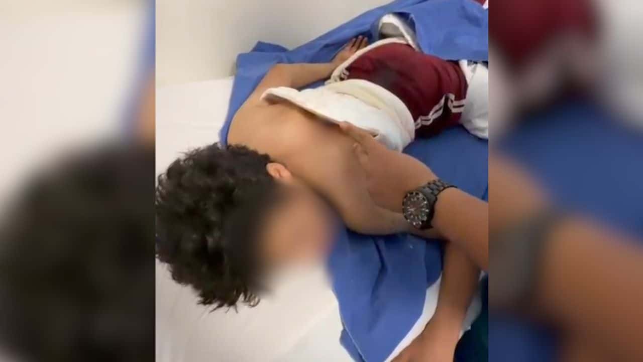 اشتكى المواطن خلدون من هجوم عصابة مكونة من 25 شخصا، تسمى "mg"، تتراوح