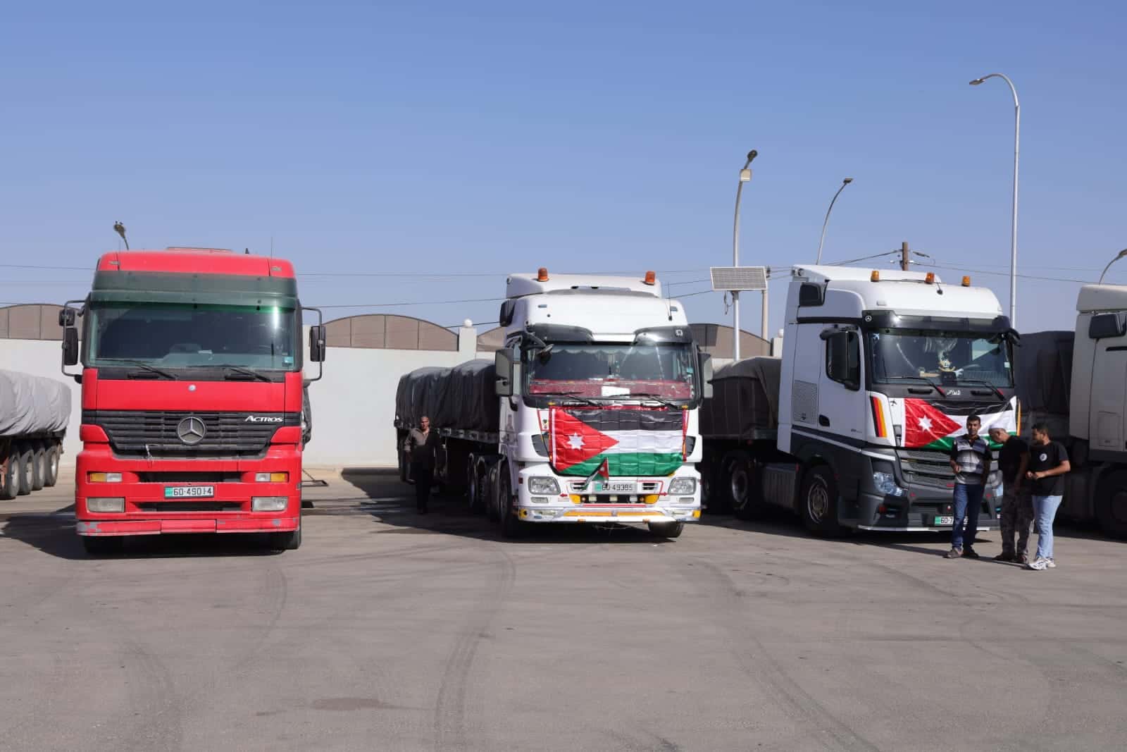 قال نقيب أصحاب شركات التخليص ونقل البضائع، ضيف الله أبو عاقولة، إن سبب