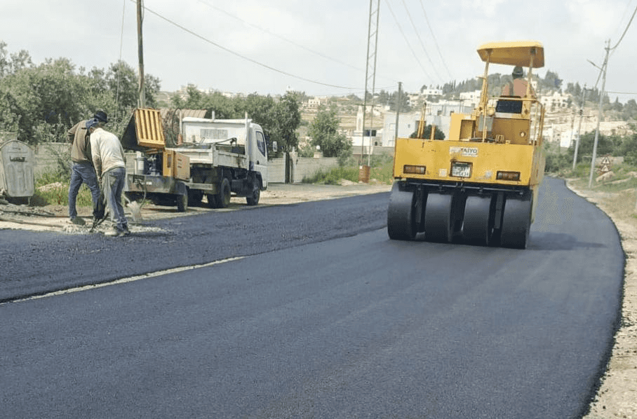 الدار - بدأت وزارة الأشغال العامة والإسكان، تنفيذ أعمال عطاء صيانة طري