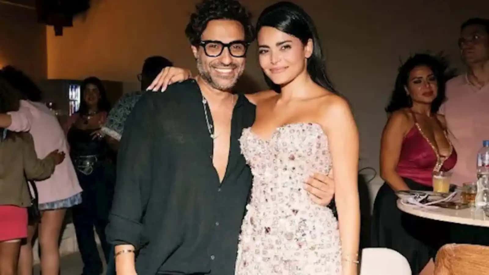 أحدثت صورة مسربة للفنان أحمد فهمي والفنانة أسماء جلال وهما يوقعان أورا