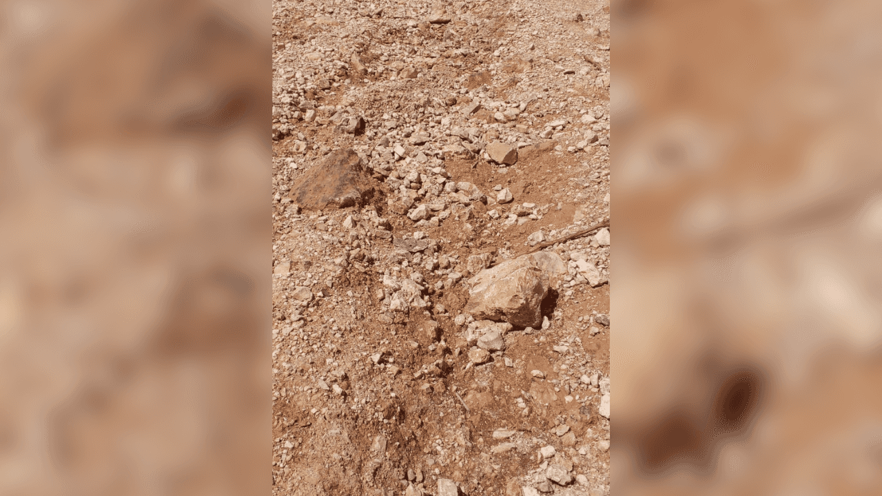 يعاني سكان أحد الأحياء في قرية كتم من مشكلة الطريق المؤدي إلى الحي الس