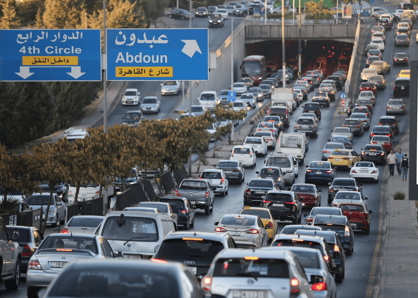 الدار -  بحث وزير الأشغال العامة والإسكان المهندس ماهر أبو السمن، اليو