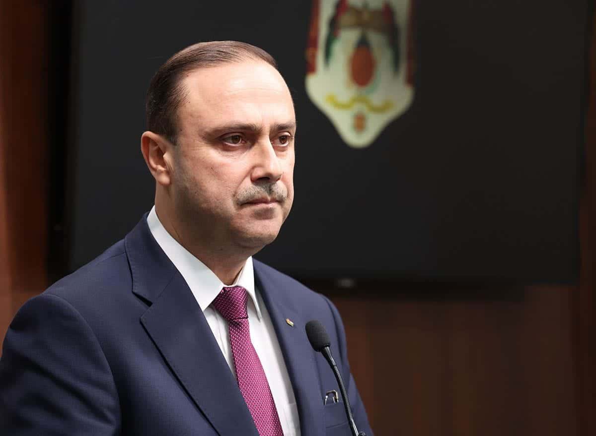 يعقد وزير الإتصال الحكومي الناطق الرسمي باسم الحكومة والقوات المسلحة ا