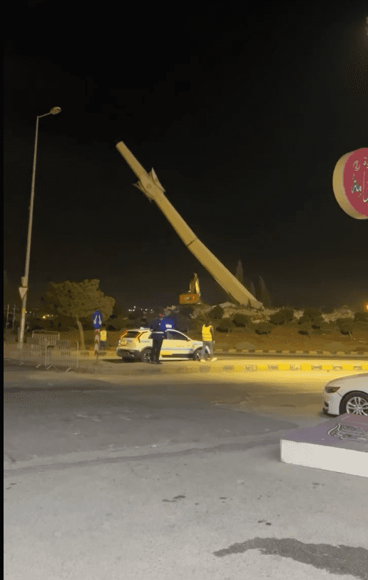 سقوط عمود على آلية تابعة لأمانة عمّان لحظة إزالة "دوار التطبيقية"