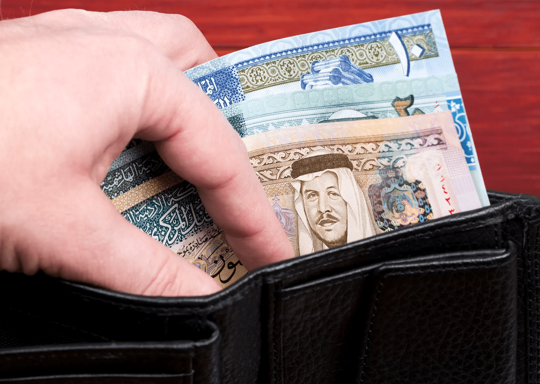 الدار - استجوبت إحدى البلديات الأردنية موظفاً يعمل لديها، وذلك على خلف