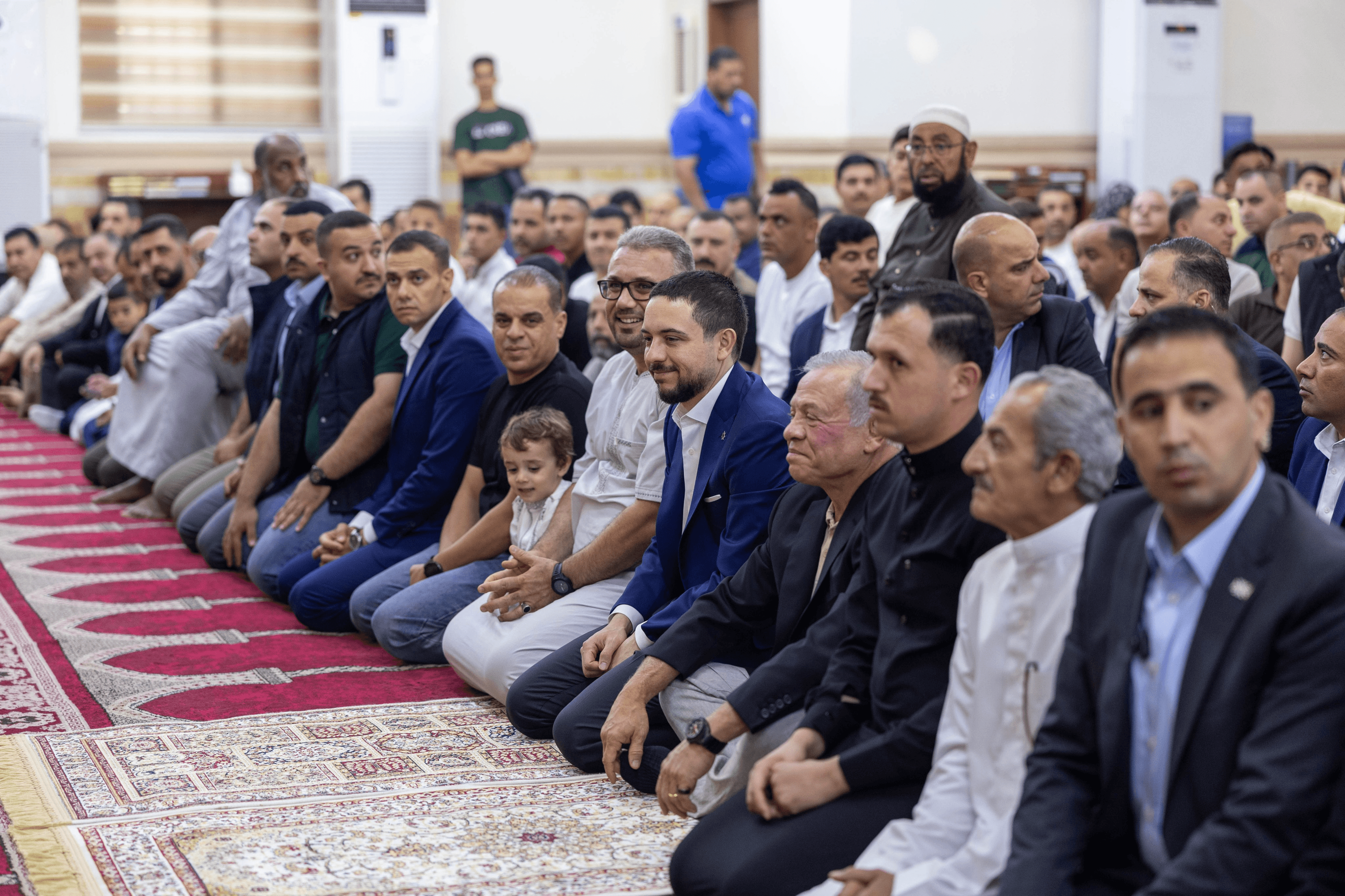 الملك وولي العهد يؤديان صلاة العيد في العقبة