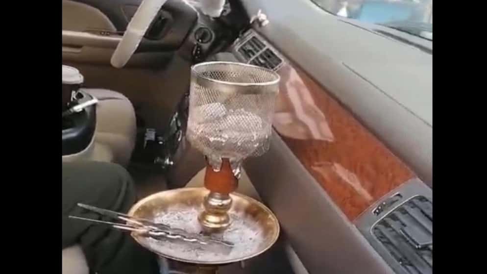 بثت إدارة السير الثلاثاء، مادة مصورة لسائق يقوم بتدخين الأرجيلة داخل م