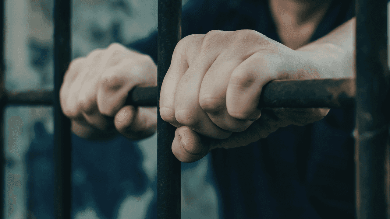 قال الخبير الدستوري ليث نصراوين إن الاختلاس من الجرائم المخلة بالوظيفة