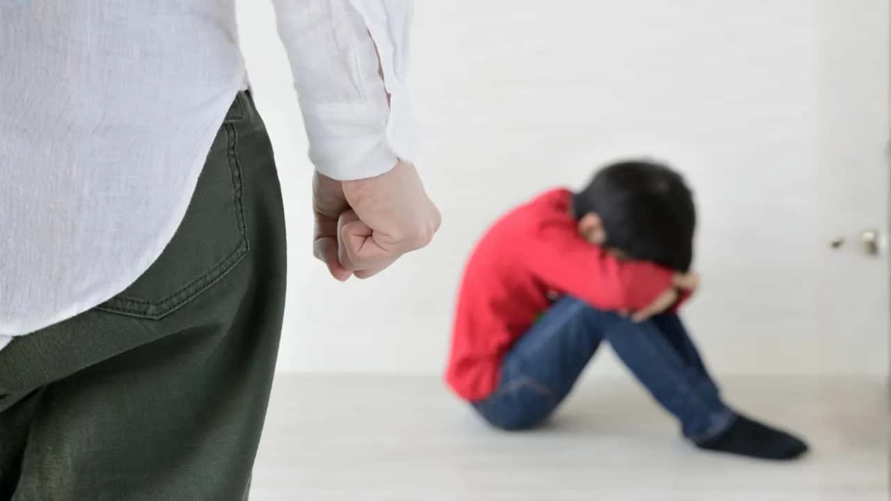 الدار - اشتكت والدة طالب يبلغ من العمر 9 سنوات، من تعرض ابنها للتعنيف