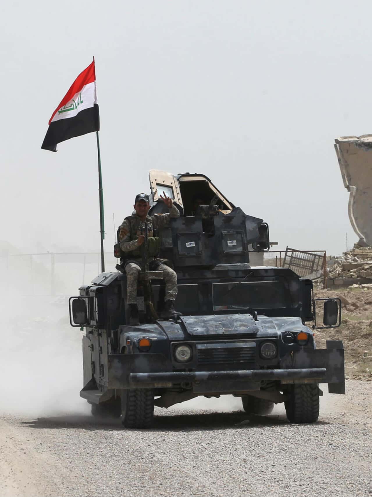 أفادت مصادر أمنية عراقية اليوم السبت، بمقتل اثنين على الأقل من أفراد ا