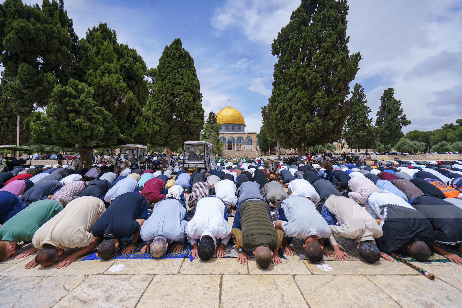 الدار - أدى نحو 60 ألف مصلٍ صلاة الجمعة في المسجد الأقصى المبارك، على