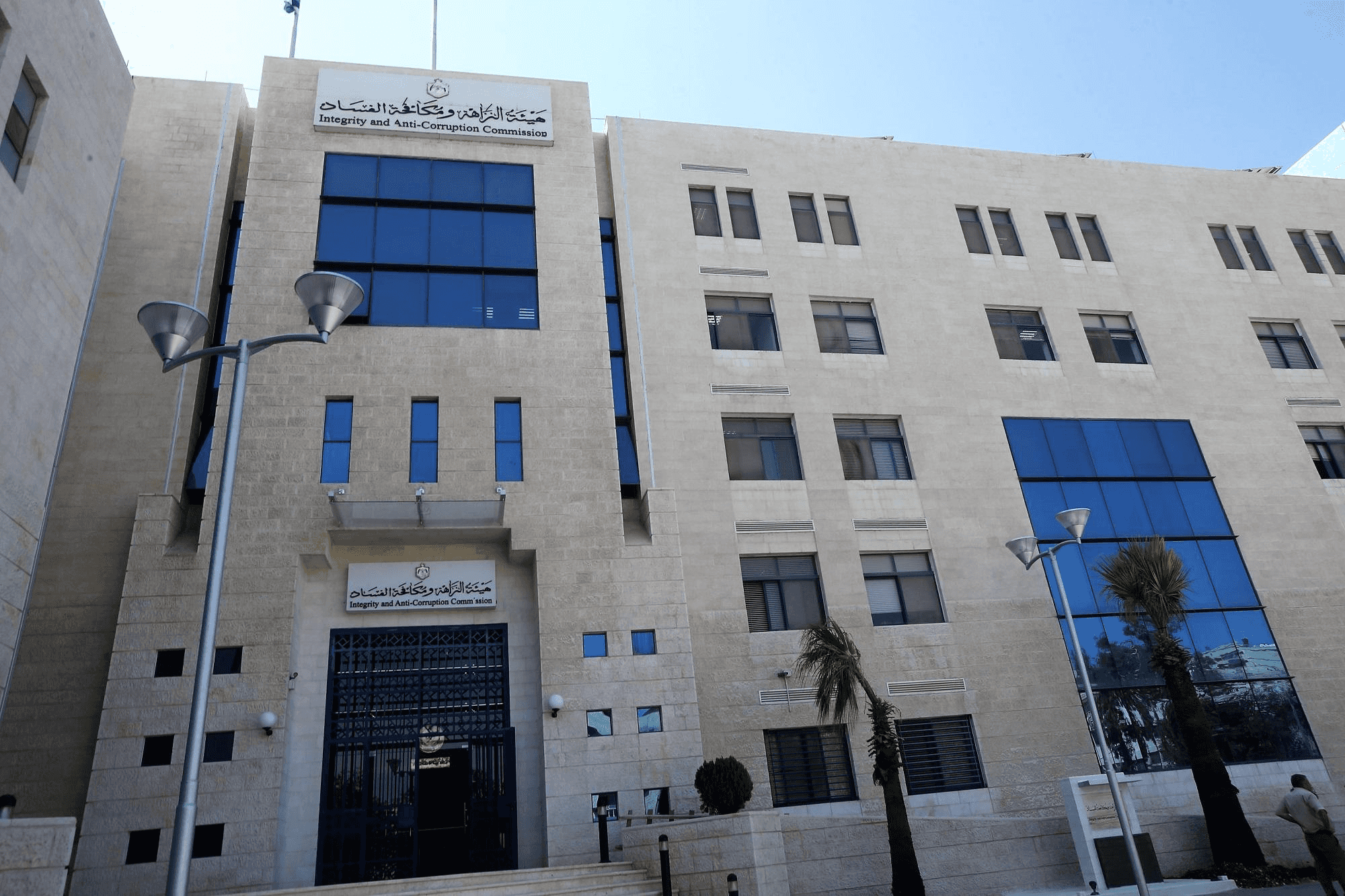 طلبوا 40 ألف دينار مقابل رخصة "كافيه" توقيف مدير في أمانة عمان وشركائه