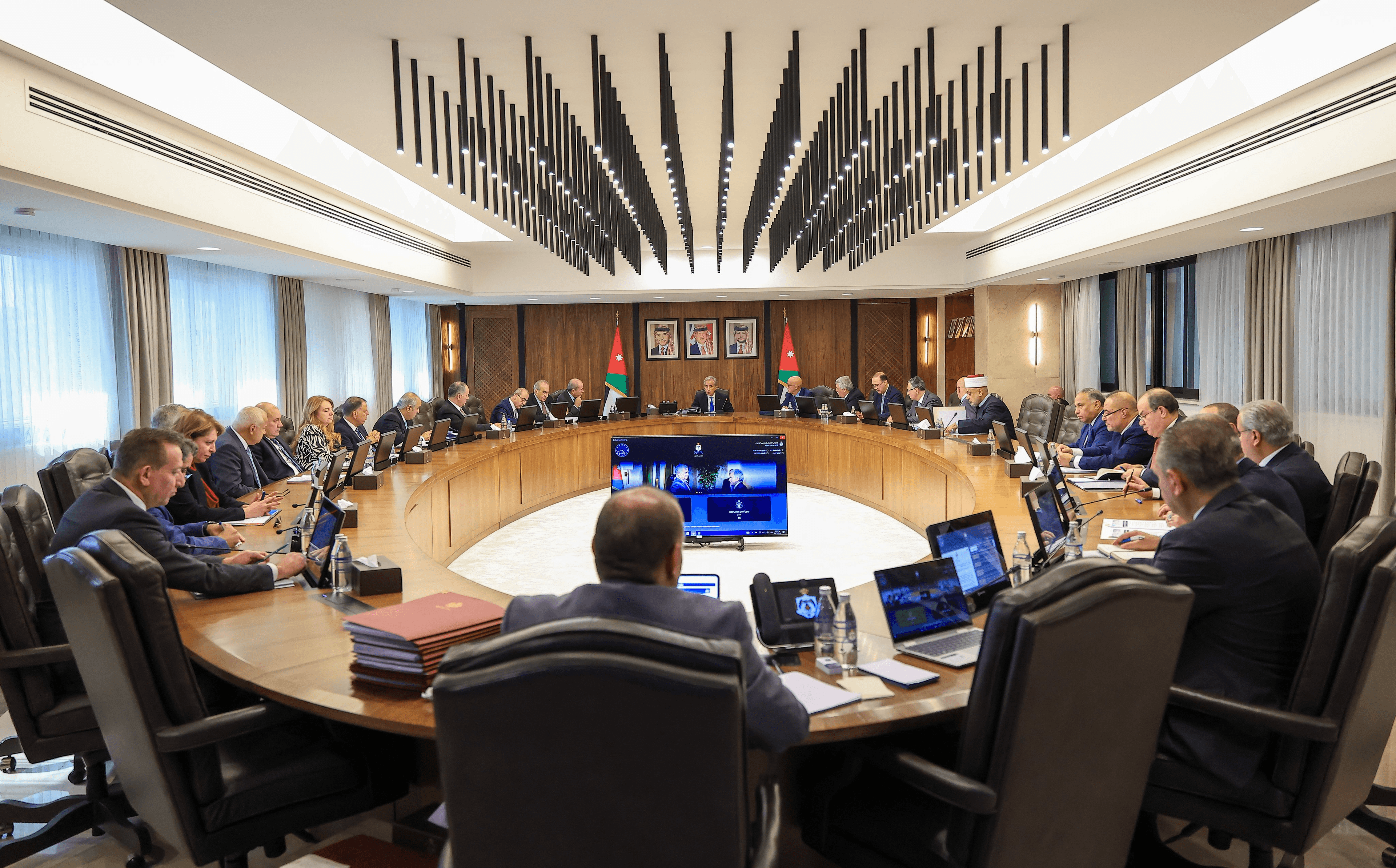 الدار - وجَّه رئيس الوزراء الدكتور جعفر حسَّان، خلال ترؤسه جلسة مجلس ا