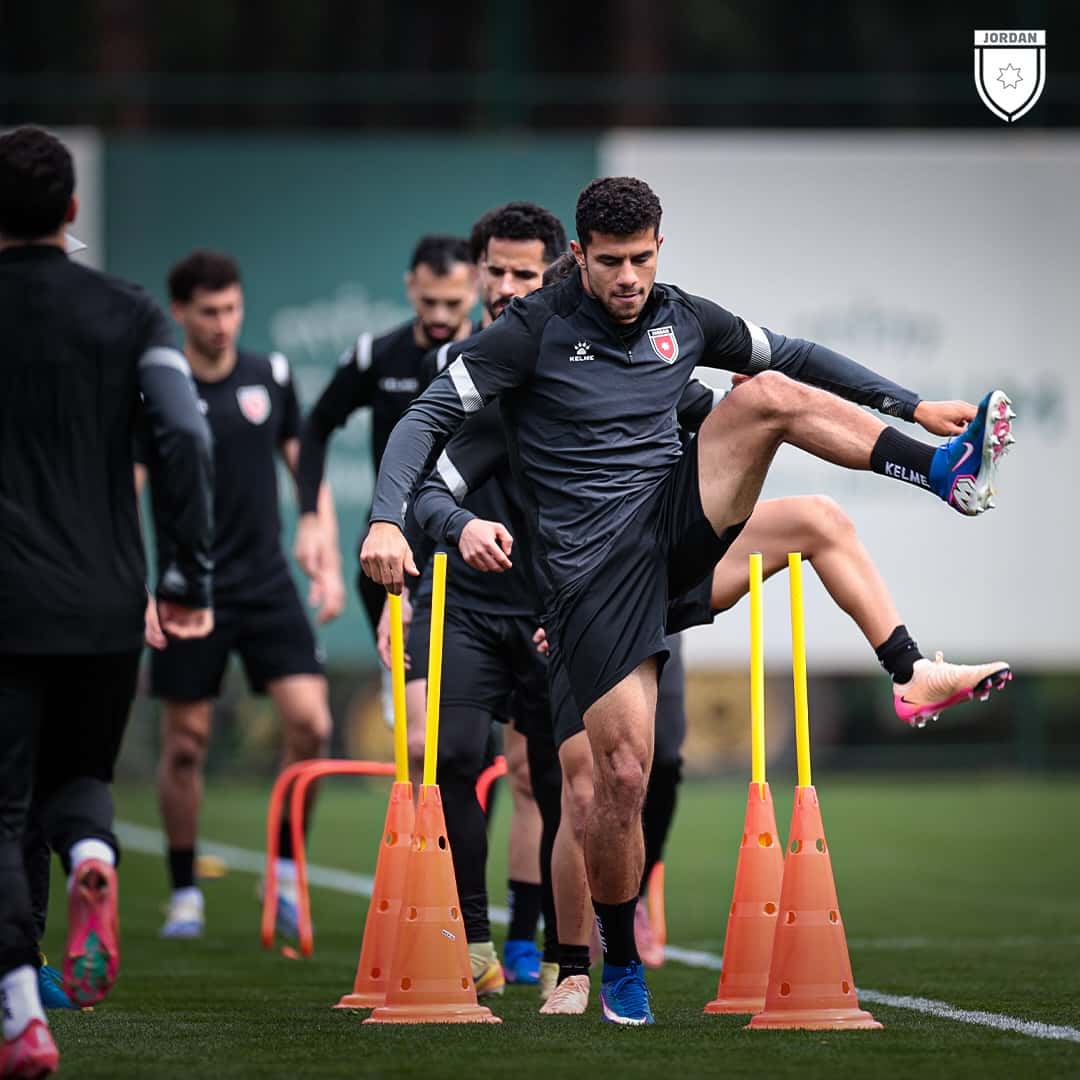 الدار - باشر المنتخب الوطني لكرة القدم، تدريباته الفنية والبدنية، في م