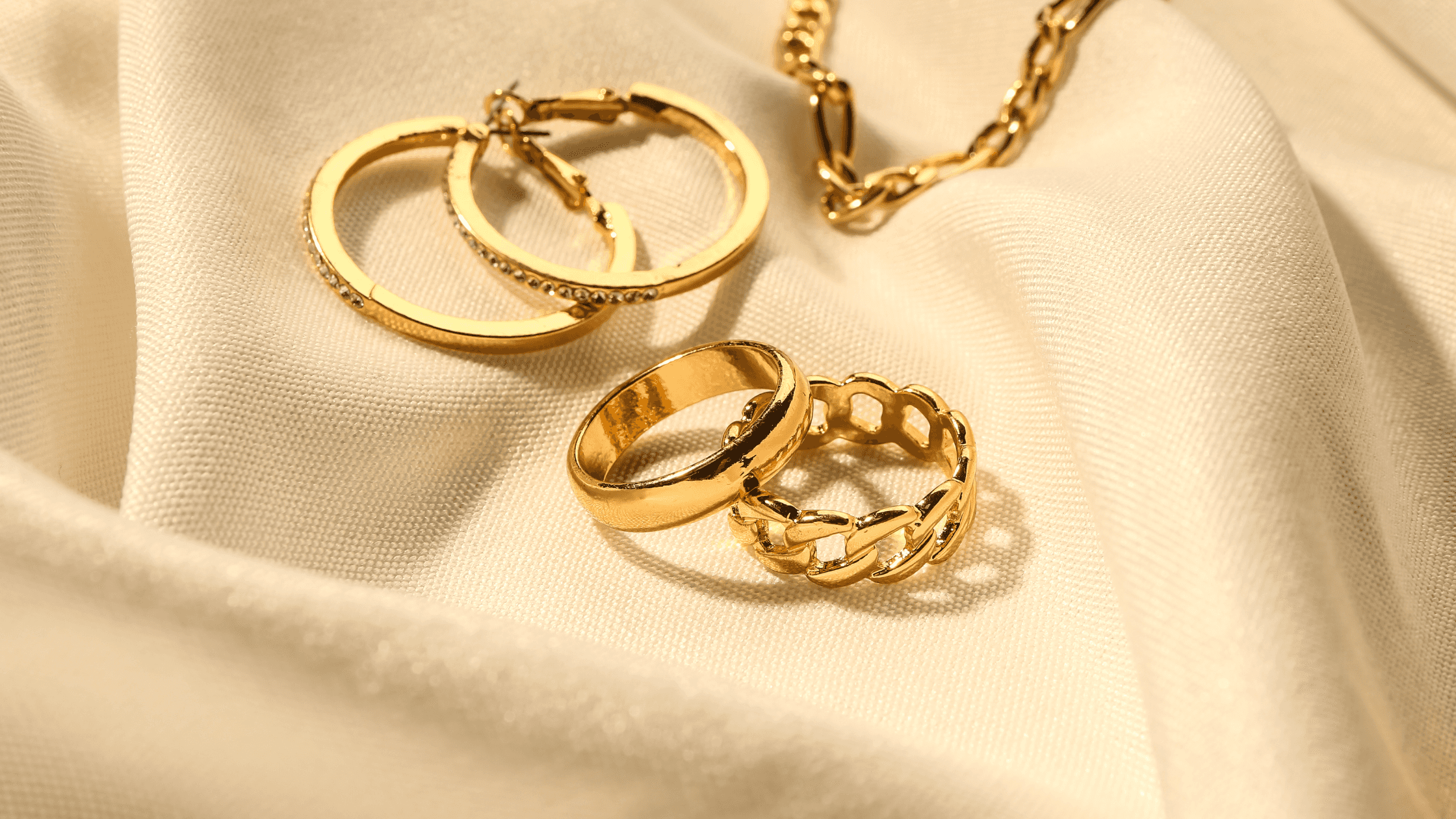 الدار - انخفضت أسعار الذهب، الخميس، بمقدار نصف دينار عن تسعيرة مساء ال