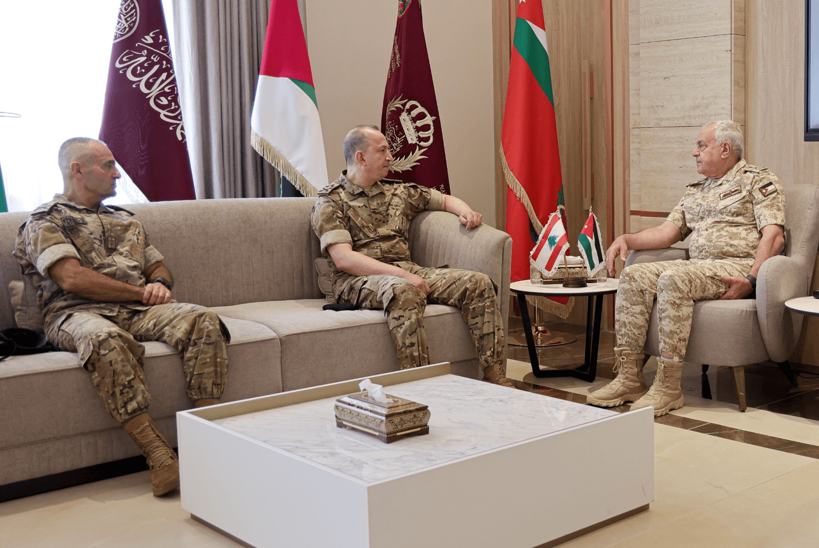 استقبل رئيس هيئة الأركان المشتركة، اللواء الركن يوسف أحمد الحنيطي، الي