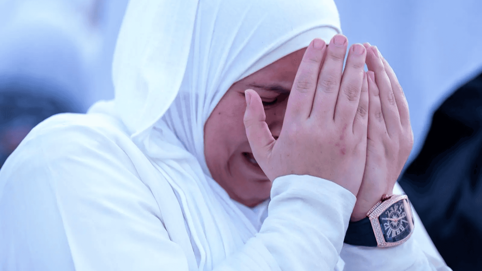 الدار -  يمثّل جبل الرحمة في قلب مشعر عرفات مشهداً إيمانياً مهيباً مع