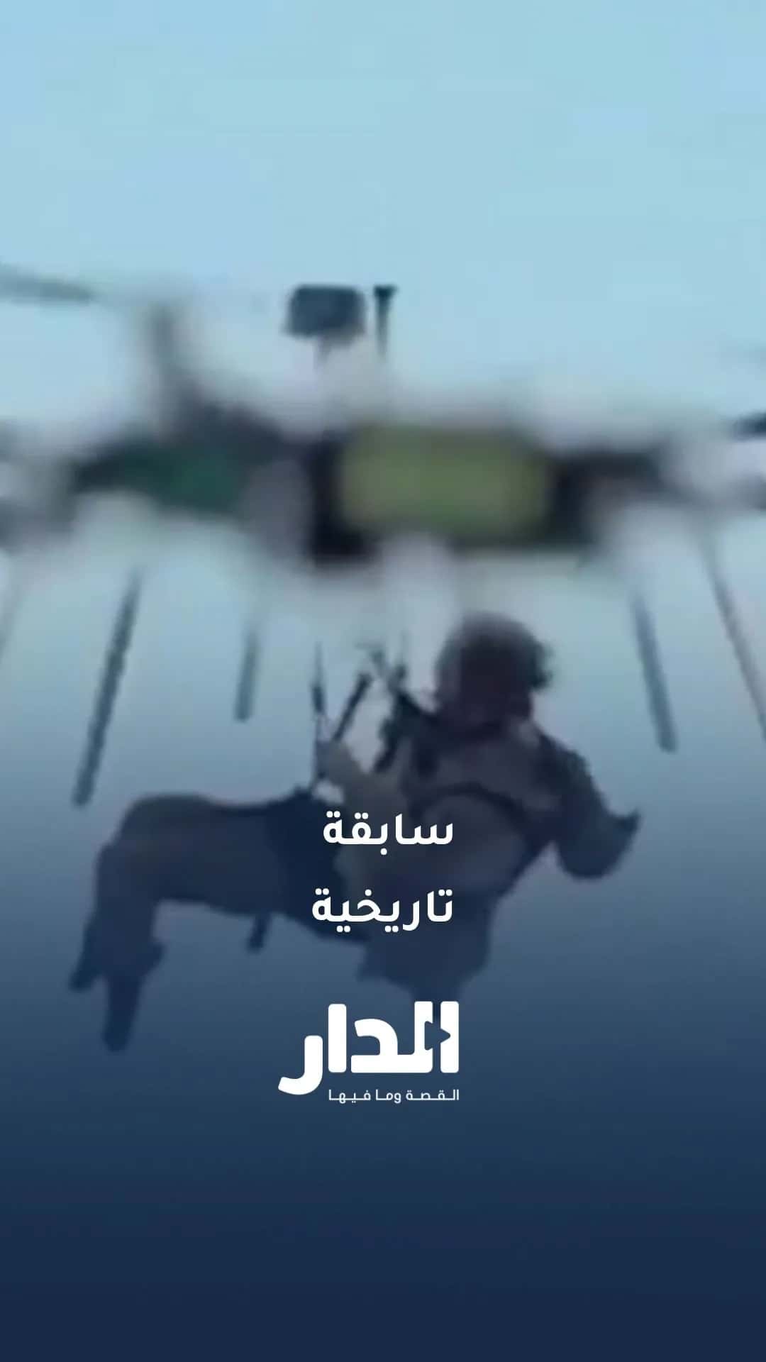 شاب على سكوتر كهربائي ينجو من حادث خطير بين حافلتين