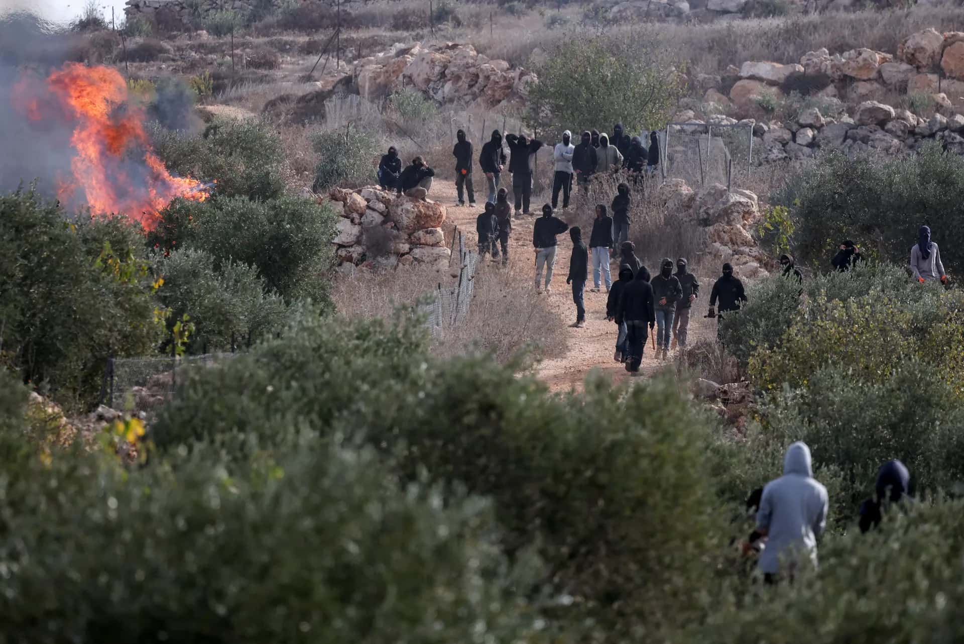 ​​​​​​​ أصيب فلسطيني بالرصاص الحي وآخران بالضرب إضافة إلى صحفية أجنبية