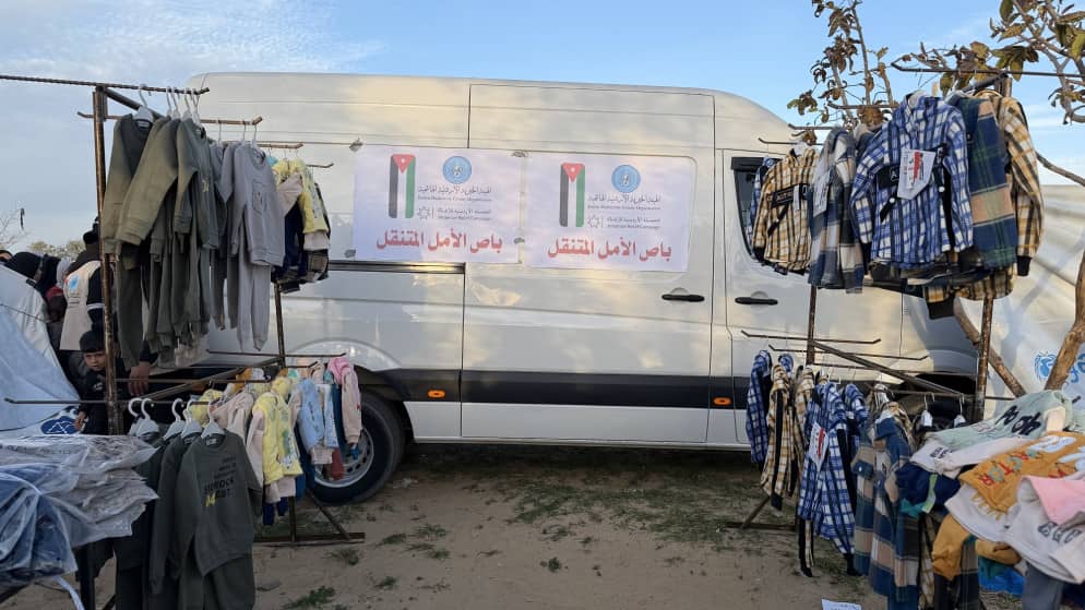 "باص الأمل".. مبادرة أردنية لتوزيع كسوة الشتاء على أطفال غزة