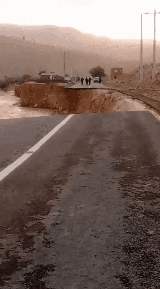شاهد بالفيديو.. لحظة انهيار طريق الكرك - الطفيلة جراء الأمطار