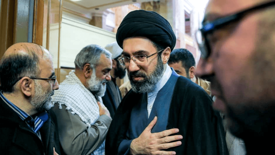 مجتبى خامنئي: عدونا يحاول الإيحاء بأن مسار التقدم يمر عبر الخضوع