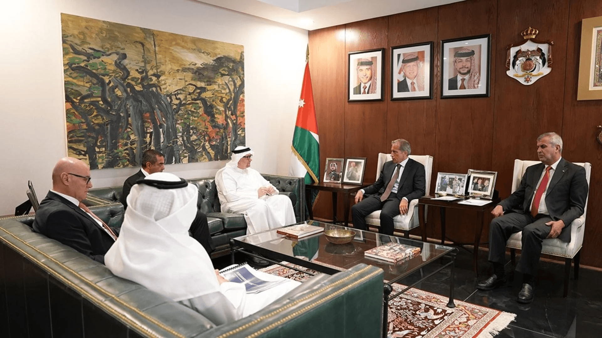 حسان يبحث مع شركة "مصدر" الإماراتية توسيع استثمارات الطاقة المتجددة في الأردن